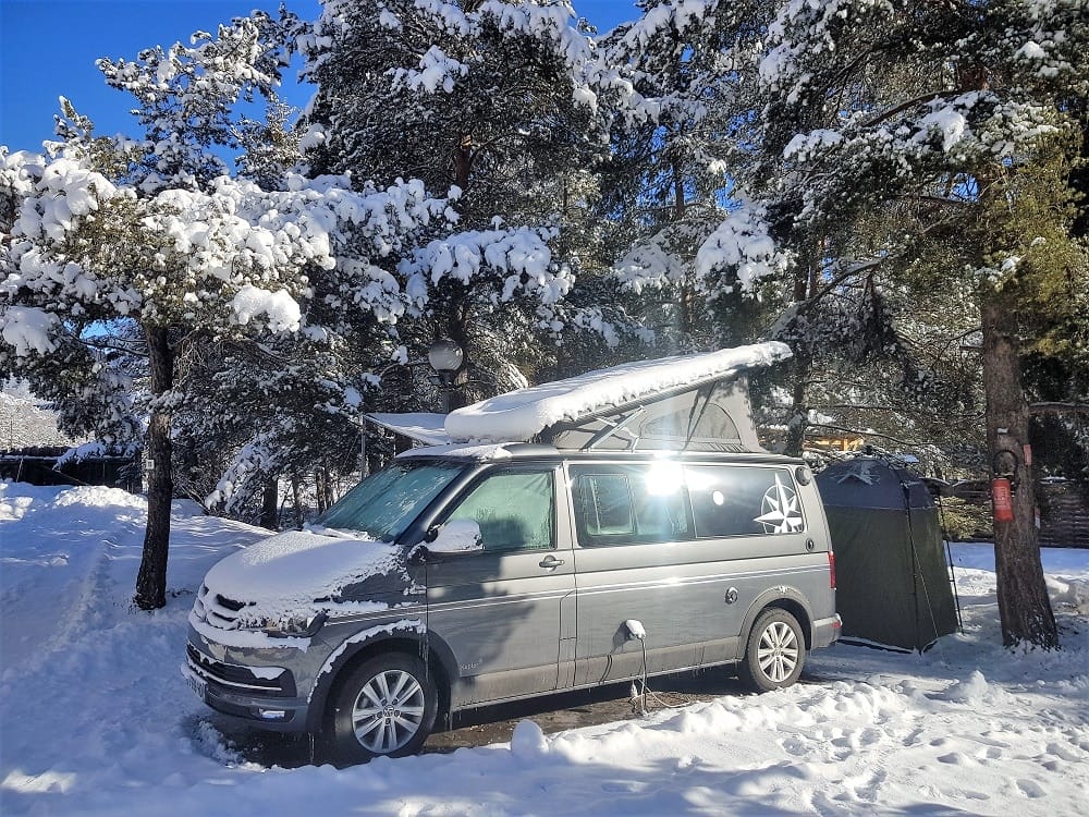 Un grand camping-car en station de ski