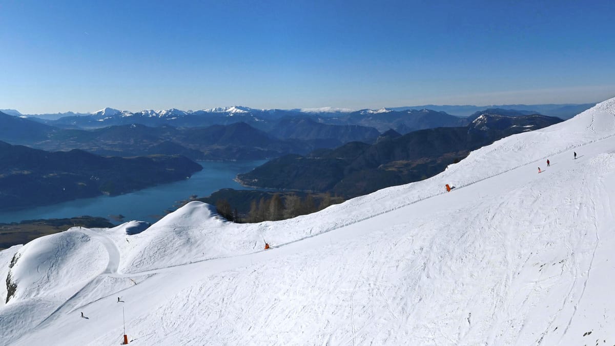 Vue sur le lac de Serre Ponçon depuis les pistes de Réallon