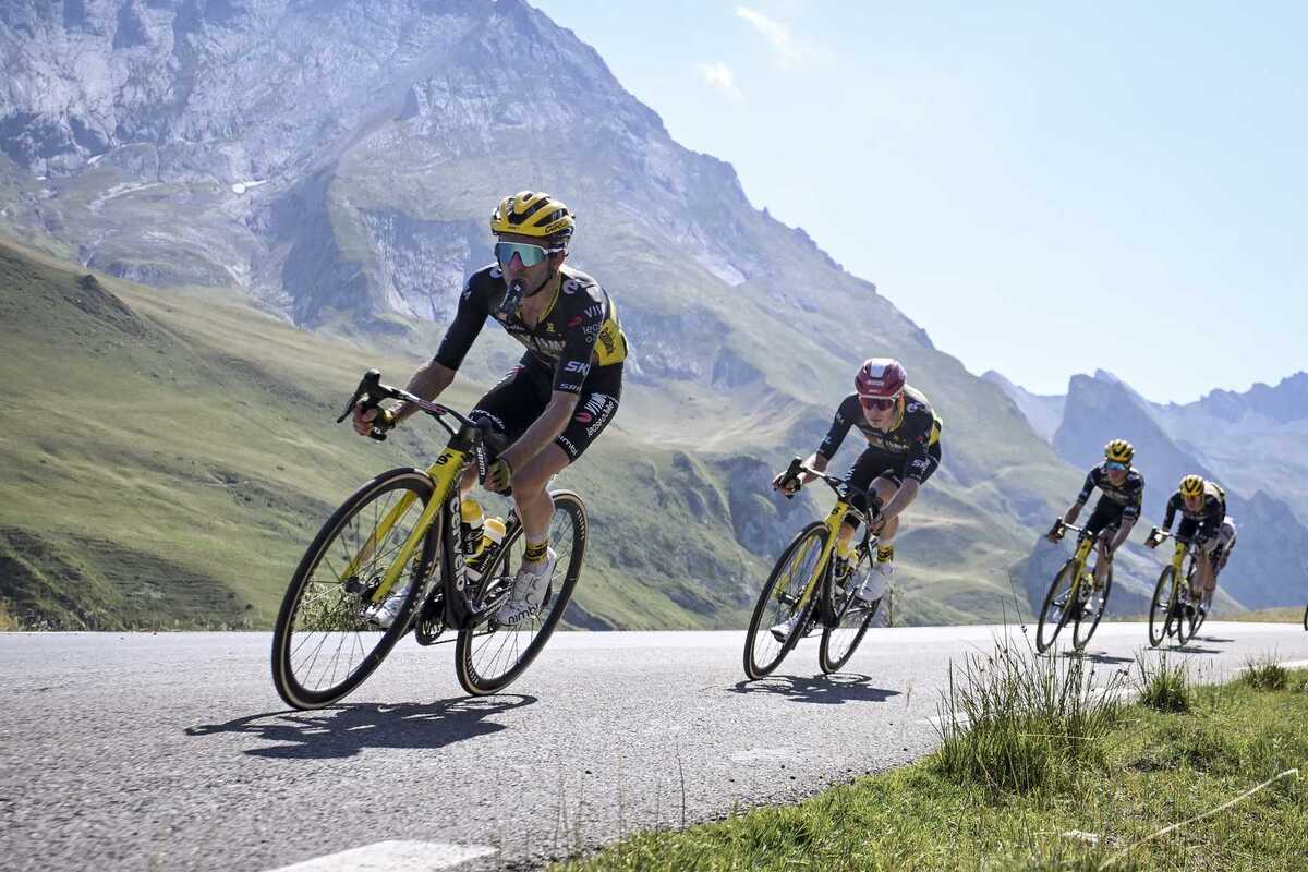 Les cyclistes du Tour de France dans les Pyrénées en 2025 par A.S.O. / Billy Ceusters