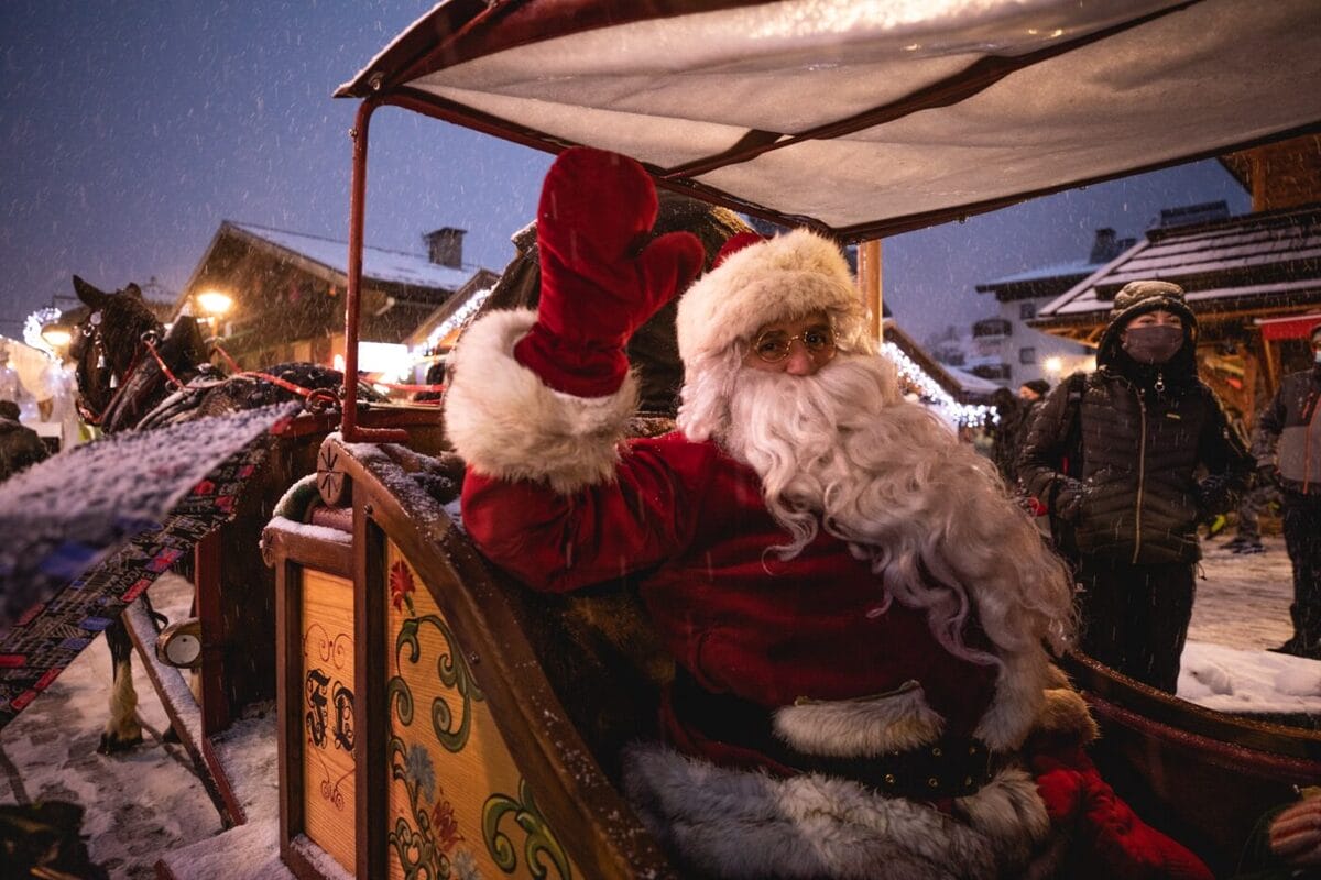 Les Père Noël dans les rues des Gets