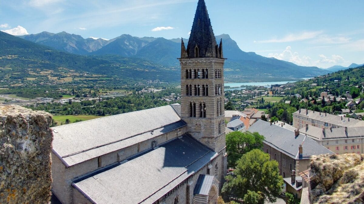 Embrun et le lac de Serre Ponçon