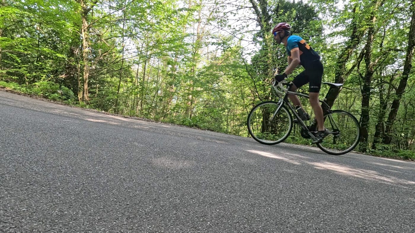 Près de 50 cols réservés aux cyclistes cet été 2026 : découvrez où et quand grimper sans voiture