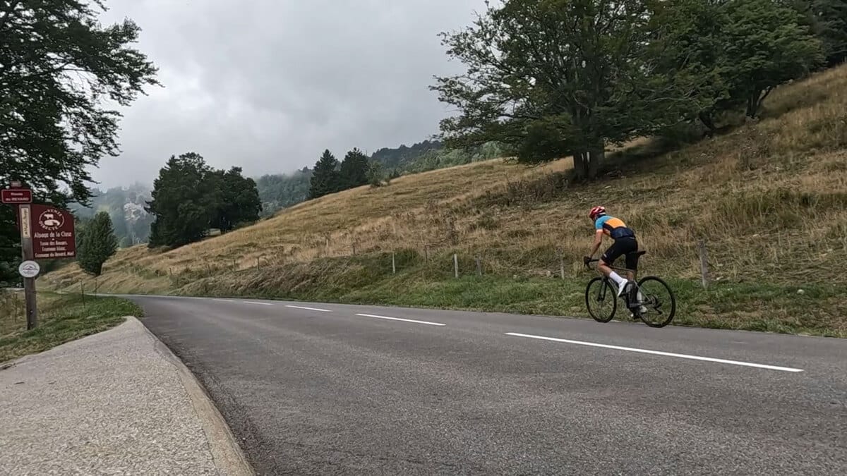 Cycliste dans la montée au Revard